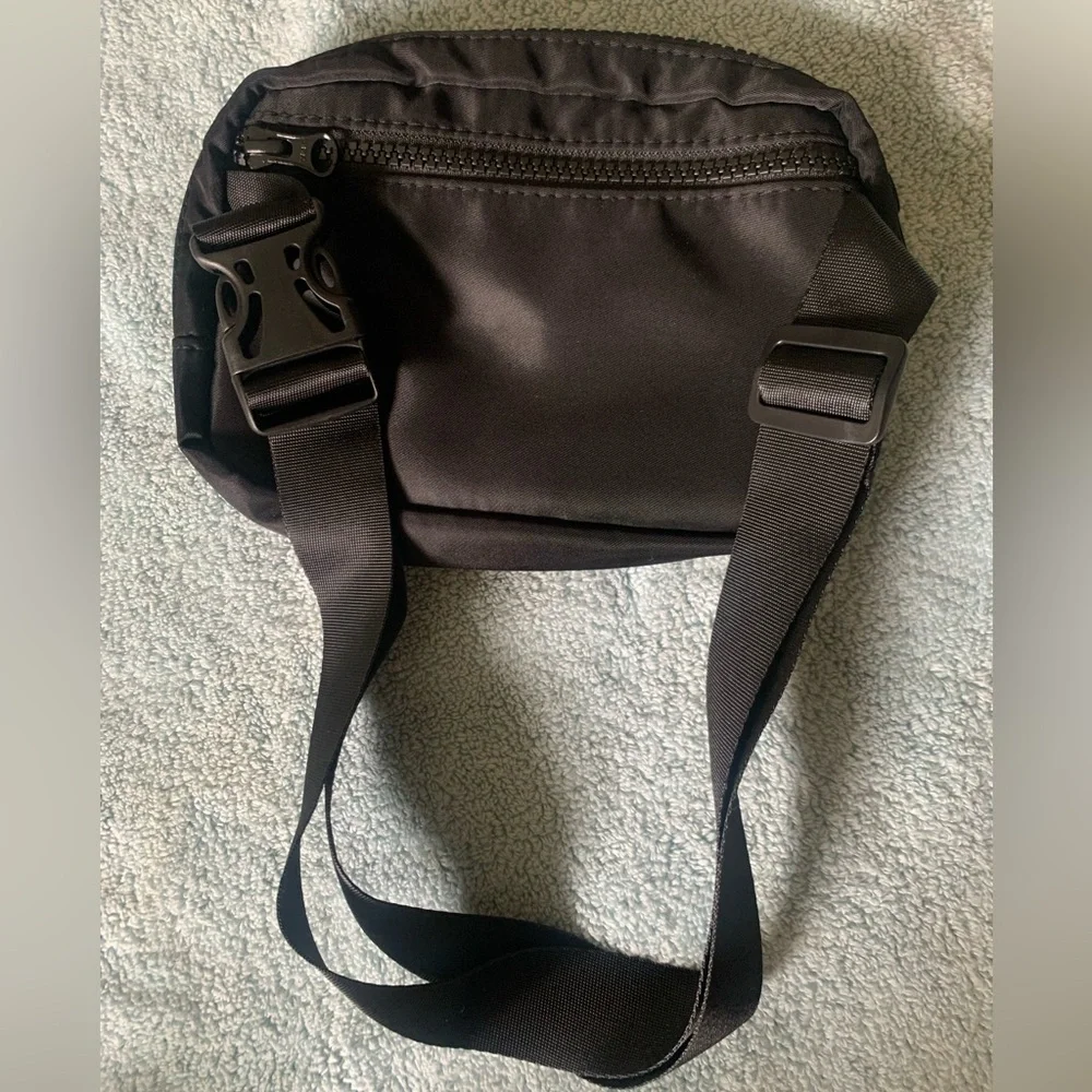 BottleRock Festival Fanny Pack Sling Crossbody Bag Poppy Honey Bear Guitar Wine - Picture 6 of 8